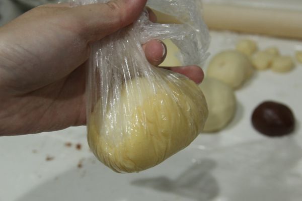 確保波蘿皮蓋上麵包合包好。 
[小撇步] 再桿壓菠蘿皮時，下面墊張小塊保鮮膜，然後將要包的麵糰擺放好後，用保鮮膜包起來(像包飯糰那樣)，使得菠蘿皮和麵糰可以緊密貼合