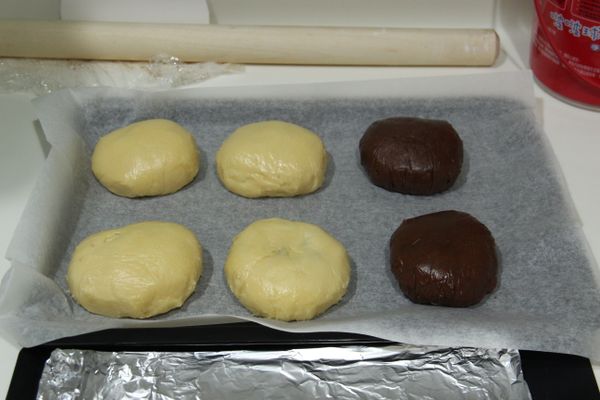 組合好後的麵糰放在烤盤上