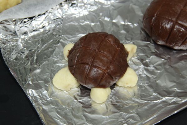 烏龜也要刮一下，用黑芝麻填入烏龜眼睛