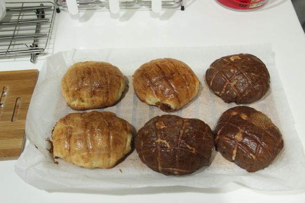 放入已經預熱好的烤箱內，約 170度 烤20分鐘，表面呈現金黃色，就完成啦!