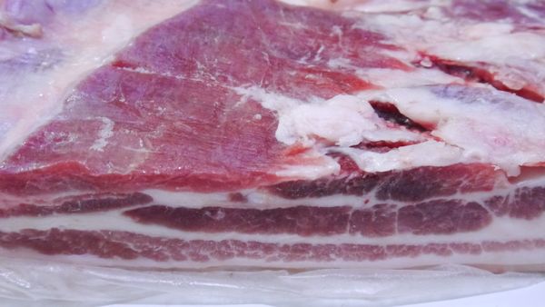 買回家的整塊五花肉先把皮給燙熟、在豬皮上均勻的戳洞，如果沒有燙熟戳洞會有些許困難、越密集皮越酥脆，在抹上調味料後放入冰箱醃製一天