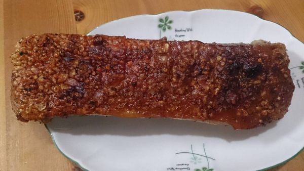 用上下火各200度來預熱烤箱，放入豬肉皮朝下烤30分鐘，30分鐘後關掉上火，用下火烤約60分鐘，這樣瘦肉的部分才不會過乾，可以觀看豬皮的脆度是否一致，如沒有平均稍微轉方向一下，讓豬皮都能均勻的烤出脆皮