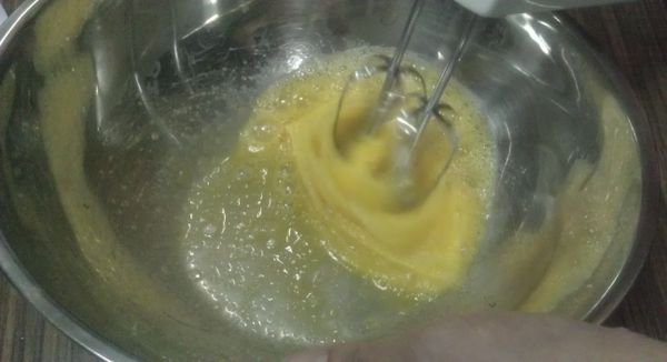 蛋和砂糖混合一起,用打蛋器打發