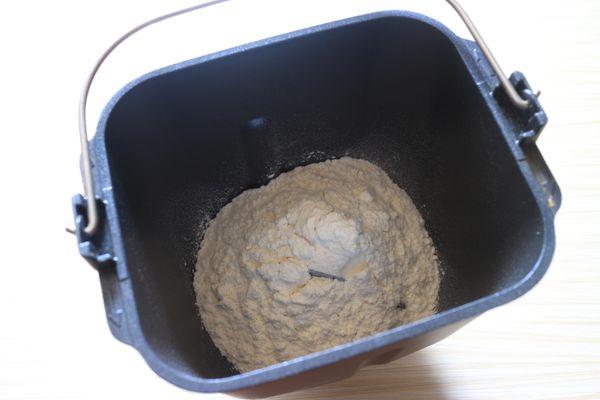 放入麵粉。