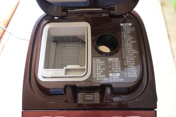 放入容器內，稍轉動後把手下壓，再將酵母粉放於酵母位置。