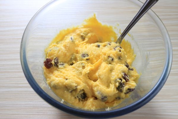 準備內餡葡萄奶酥。將無鹽奶油、糖粉、奶粉及葡萄乾混合攪拌均勻即可，可先放到冰箱冷藏。