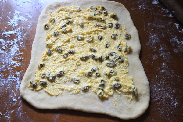 等機器發出嗶嗶聲，螢幕顯示“作業”模式時，取出麵糰，放在工作檯上以桿麵棍桿平，均勻塗抹上葡萄奶酥料。記得不用按“取消”鍵。