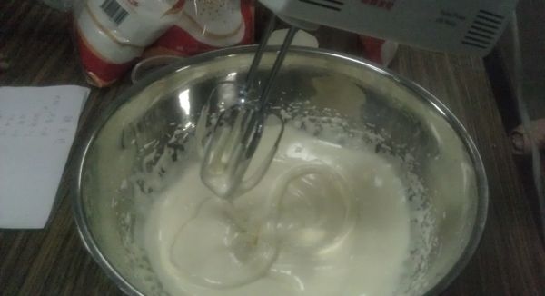 打發約5分鐘至蛋糊可畫8字,不會馬上消泡為止
