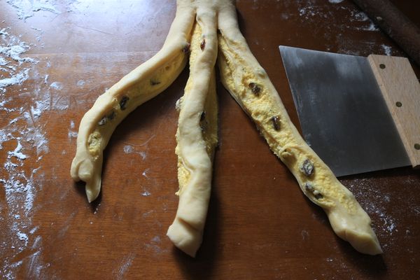 朝前捲成長條，再直切成兩條或三條，記得一端不要切斷。