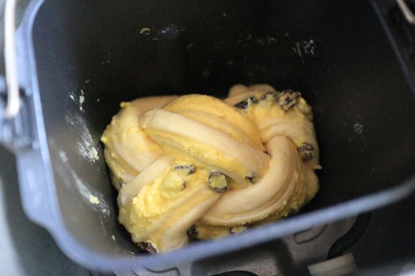 再放回容器內，蓋上蓋子，如比15分鐘快可以按“開始”鍵繼續行程開始最後一次發酵。步驟 9-12會有15分鐘作業時間，時間很充裕，可以慢慢地做。