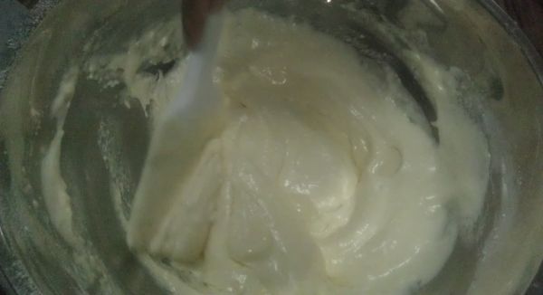 用刮刀拌勻成麵糊