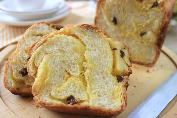 因是以麻花捲編成辮子，連內餡都形成不規則花紋，感覺吃哪個部位都能咬到葡萄奶酥呢！