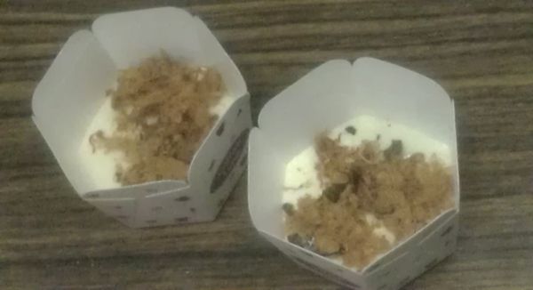 準備紙模,先倒入一層麵糊後,再加入一些肉鬆