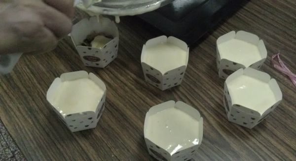 最後再加入麵糊約8分滿,蓋住肉鬆