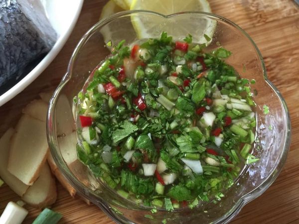 蒸醬用香菜、蒜頭、辣椒切末，加入魚露、檸檬汁、米酒，調出自己愛的口味。(香菜蒸過會黃掉，可以一半放進去蒸醬，一半起鍋再放；嗜辣者，辣椒就不用去籽囉)