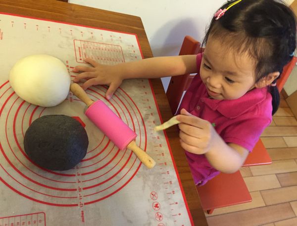 1.拿2個容器將2份粉類量好(酵母和塩要避開)
2.使用松下麵包機「菠蘿」倒入白色那份及鮮奶水，啟動，計時15min，無運轉的空檔提出內鍋，將白麵團放烘培紙放保鮮盒進冰箱。倒入有芝麻那份及鮮奶水，內鍋放回，計時15min。
3.無運轉空檔葉片取下，把白麵團繼續包著烘培紙放入內鍋和芝麻麵團區隔。