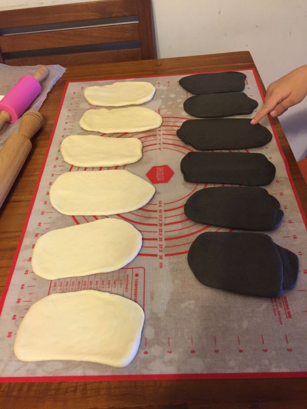 4.菠蘿作業時間到，取出2色麵團，分別將2色麵團，分成6個小麵團，並將之桿成6個小長方。(小朋友來幫忙)