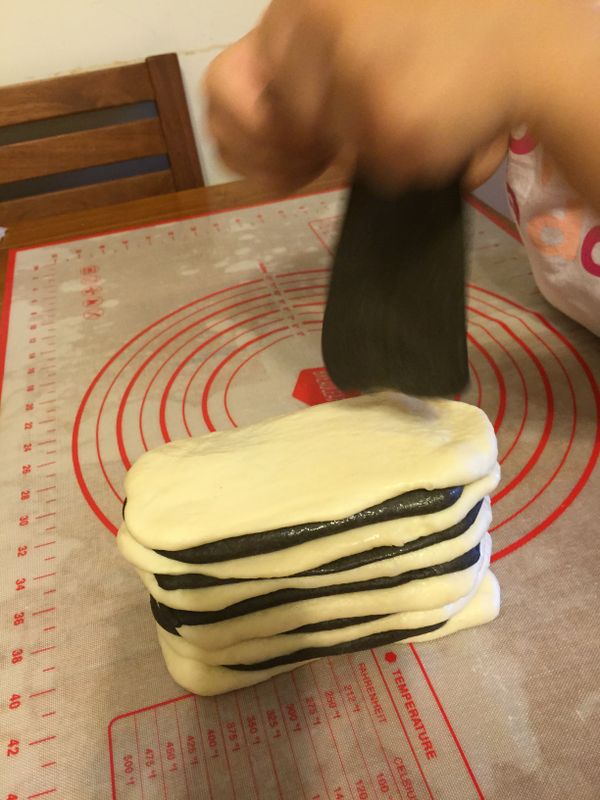 5.將6片白長方及6片黑長方，間隔疊在一起。(小朋友來幫忙)