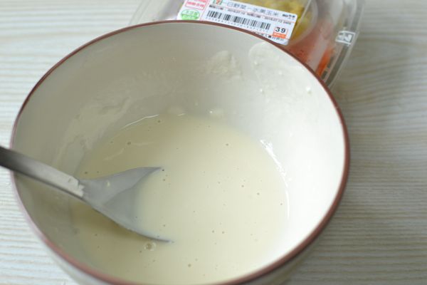 麵粉+太白粉+水+鹽，混和攪拌成麵糊，靜置半小時。