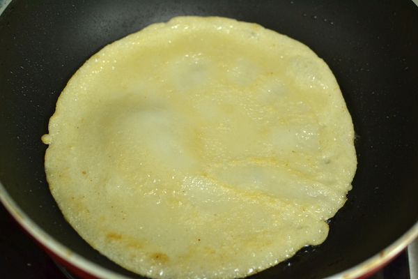 鍋中加入少許油，將麵糊倒入鍋中散開成圓形，兩面煎熟後盛起。