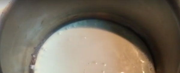 中火加熱鮮奶油,邊緣冒泡立即關火