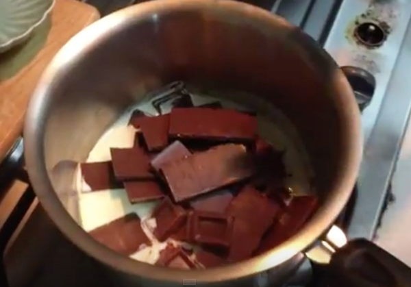 倒入巧克力，攪拌融化均勻