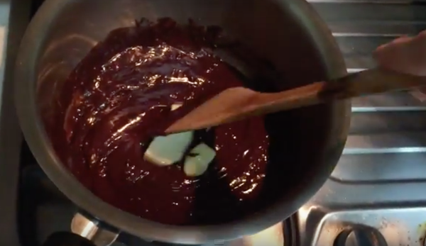 倒入奶油攪拌融化均勻