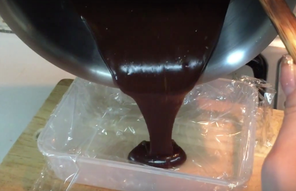 倒入模具,靜置冷藏2~3小時