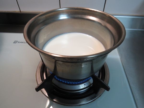 先用300cc的牛奶和50g的糖，中火加熱至鍋邊冒出小泡泡《或是手指觸感有微溫熱感》即可關火