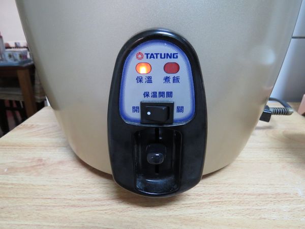 先於電鍋內置放一個鍋架後，再倒入50cc的水，按下開關3分鐘將開關拉起成為保溫狀態(不要拔掉插頭)，10分鐘後再把優格放入電鍋內