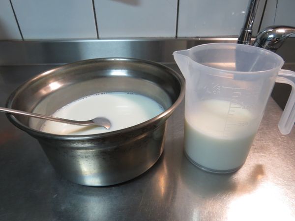 加熱後的牛奶溫度略降後，再把剩餘的300cc牛奶和200cc的優酪乳倒入，輕輕拌勻即可