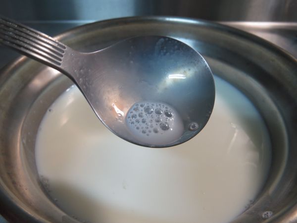 拌勻後，把上面的泡泡撈起，避免影響成品美觀