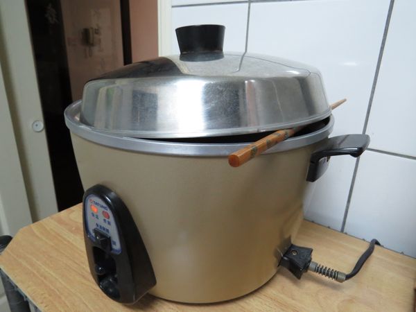 鍋蓋不要密合住，大約留下約1cm高度《可用筷子撐住避免密合》，置於電鍋內約9小時後，即可取出