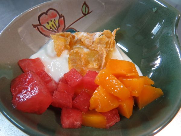 切點喜愛的水果丁與灑上少許的玉米片，好吃又營養滿點的優格就完成了.......