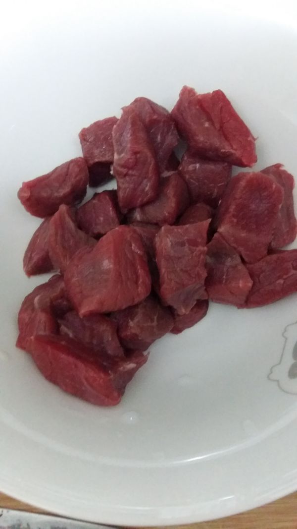 將牛肉自然退冰後切小塊
(我是當天買的,所以不用退冰)