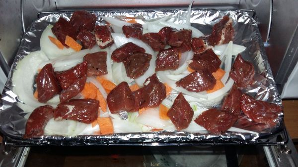 將切好的[蔬菜]平舖在牛肉下方