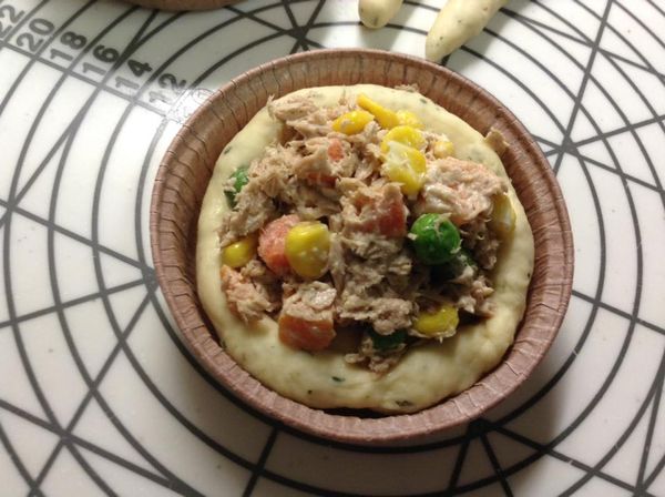 準備外餡材料：鮪魚罐頭中的油濾掉後，和其他材料全部拌勻備用。
麵團分成五等分，每顆麵團再將其中的4分之1用拌刀切出來當做外緣（整成條狀），其他的4分之3則整圓壓成餅皮放在烤模下方當底部。然後將外餡料平均放入中間洞裡。