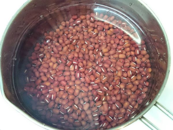 紅豆洗淨後，加入900cc的水，放冷藏浸泡一夜。