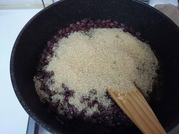 加入二號黃砂糖，用小火邊炒邊攪拌至汁乾。