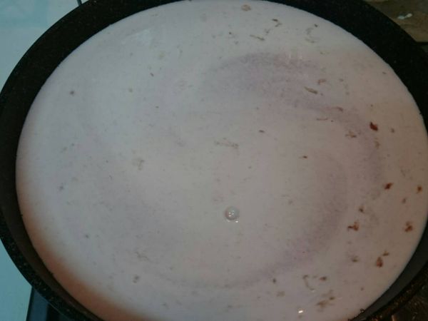 接著加入煉奶及鮮奶後混合均勻並煮沸。