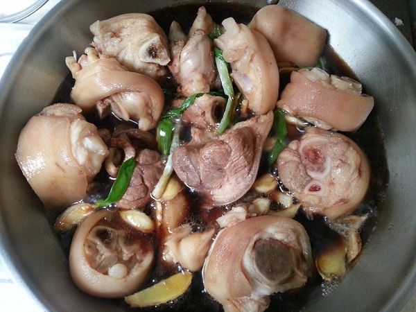 把蔥薑蒜,可樂.醬油.米酒和豬腳全部放置於鍋中,開始滷....每20分鐘我就會用鏟子攪動翻面,讓所有豬腳受熱均勻也更入味