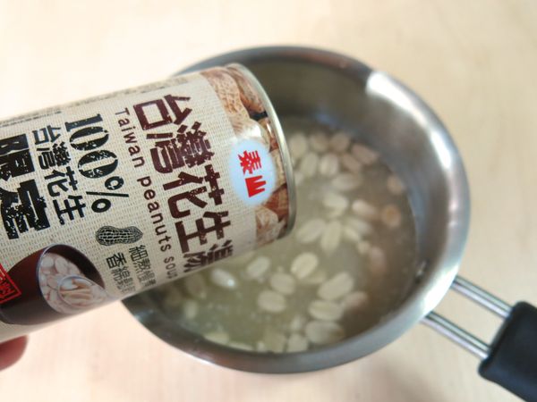 湯鍋裡倒入泰山台灣花生湯，無添加香料，使用台灣在地品種，每口都吃到大顆飽滿的花生喔。