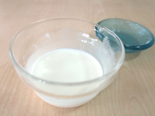 玉米粉加水混合均勻。