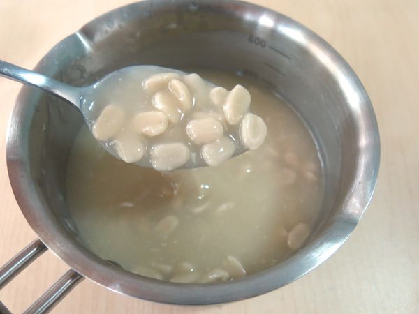 加熱至鍋邊緣起小泡泡後，倒入玉米粉水關火，攪拌均勻放涼。