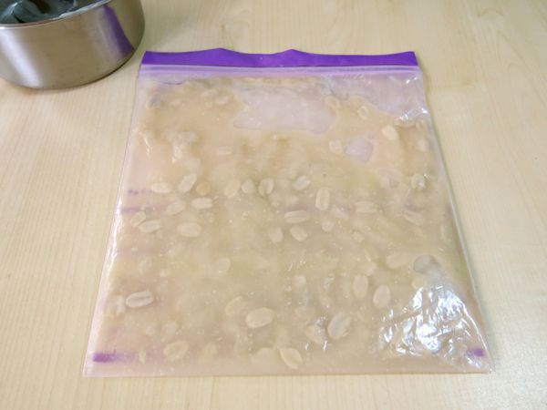 裝入密封袋裡袋口風緊，放入冰箱冷凍庫冷凍。