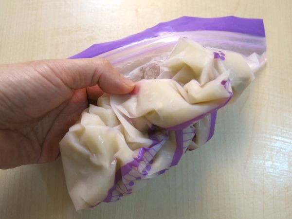 只要看見袋內結冰，取出用手搓揉成冰砂再放冰箱，如此步驟重複3次。