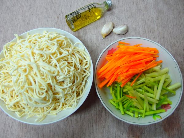 食材~芹菜先切成段~紅蘿蔔切絲 (豆乾絲我買半包 20元~大約就一碗公的量)