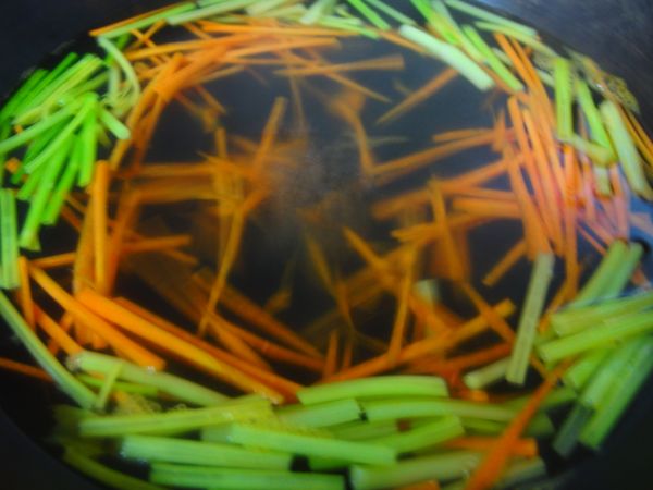 煮一鍋水(水量可以淹過所有的食材即可)~水滾先芹菜和紅蘿蔔絲下鍋煮 3分鐘~