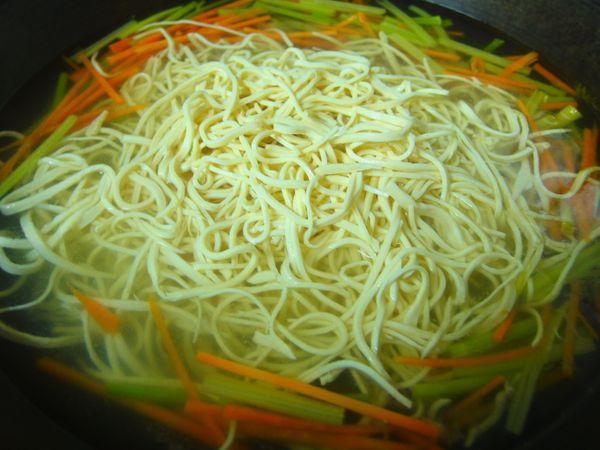 再加入豆乾絲一起煮3分鐘~撈起瀝乾水份~