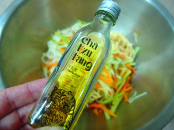 加入自然好油~茶仔堂的苦茶油和所有的調味料拌勻~